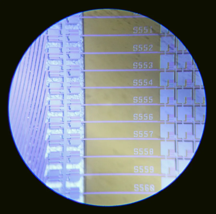 电子纸 TFT 背板显微照片